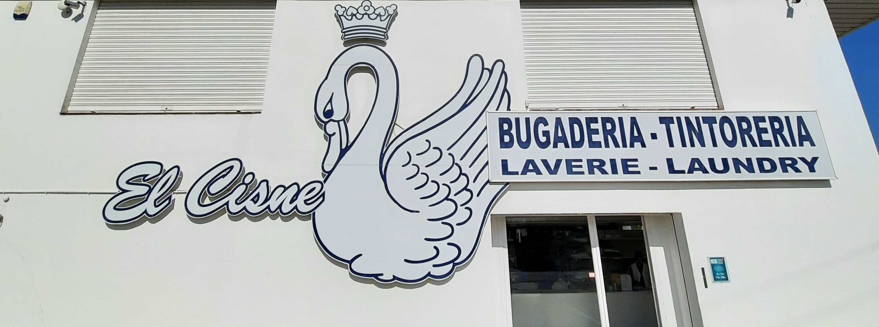 Escaparate lavandería el cisne
